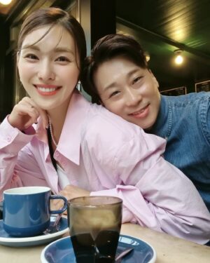 Kim Jung-hwa Instagram - 사랑이 참 많은 따뜻한 사람..
무대에 있을 때 누구보다 더 빛이나는 사람..
하나님을 진심으로 사랑하는 사람..
성숙한 사람..
지혜로운 사람..
배울 점이 참 많은 사람..
.
여전히 내가 정말 존경하는 사람..
.
이 땅에 태어나줘서 고마워요♡
나에게 결혼 해 달라고 이야기 해줘서 고마워요♡
여전히 내 옆에 있어줘서 고마워요♡
2024년 1월 3일 
오늘을 축하할 수 있게 해줘서 고마워요♡

사랑해요.
생일 축하해요♡
#내사랑
#내남편
#축탄신일
#모두축하해주세요🙆‍♀️