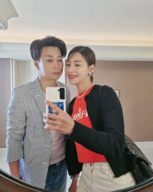 Kim Jung-hwa Instagram - 사랑이 참 많은 따뜻한 사람..
무대에 있을 때 누구보다 더 빛이나는 사람..
하나님을 진심으로 사랑하는 사람..
성숙한 사람..
지혜로운 사람..
배울 점이 참 많은 사람..
.
여전히 내가 정말 존경하는 사람..
.
이 땅에 태어나줘서 고마워요♡
나에게 결혼 해 달라고 이야기 해줘서 고마워요♡
여전히 내 옆에 있어줘서 고마워요♡
2024년 1월 3일 
오늘을 축하할 수 있게 해줘서 고마워요♡

사랑해요.
생일 축하해요♡
#내사랑
#내남편
#축탄신일
#모두축하해주세요🙆‍♀️