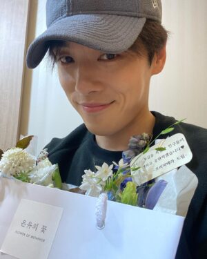 Kim Jung-hyun Instagram - 커피차도 오고 팬미팅도 하고 대기도하고.  고마워요 다들. Thank you so much:)