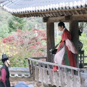 Kim Jung-hyun Instagram - 밖을 보면 보초 이쪽을 보면 감시.
#웃지마 #월요일