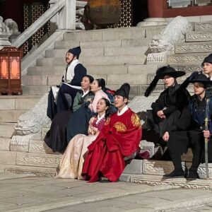 Kim Jung-hyun Instagram - 방송시작한다. 
모이시게 
#철인왕후 #토일밤아홉시