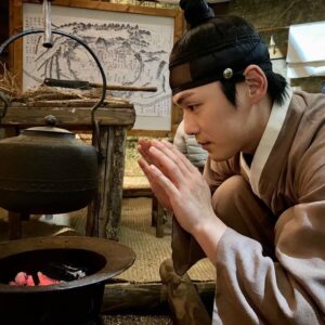 Kim Jung-hyun Instagram - 추운데 나가서 뭐하겟노
티비나 봐야지. 
#철인왕후 #토일밤아홉시 #아직두화남았다 #철종씨
