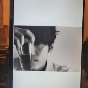 Kim Jung-hyun Instagram - 2. 철종의 구원 
 철종은 꼭두각시 왕노릇을 하며 복수의 칼을 갈고 있었지만 혼자만의 힘으로 운명을 바꿀 순 없었다. 그의 아킬레스건은 결국 과거라는 악몽. 

철종은 봉환이 깃든 소용을 만나 철갑부츠를 내어줄 전우와 존재만으로도 위로가 되어줄 사랑하는 이를 얻었다. 
철종은 대의를 위해 무고한 사람을 희생시키면 안 된다는 것을 깨닫게 된다. 김문에 복수하고 백성을 구하는 왕이 되기만을 바라왔다가 그 이상의 것도 배우게 되었다. 백성에게 권력을 나눠준다는 것은 결코 혼자서는 생각할 수도 , 결단할 수도 없는 일일 것이다.
물론 그 모든 고난을 함께 해주고 지지해주는 .. 깨지기 쉬운 계란을 모두 한 바구니에 담듯 자신에게 올인한 .. 중전이 있었기에 철종은 변화하고 성장할 수 있었다.

그리고 중전과 함께이기에 발버둥치던 운명을 기어코 바꾸고 썩은 세상을 베어내게 된다.

From 서울어딘가에서 춤을 사랑하는 어떤이의 편지로부터

더욱 깊게 들여다 봐주신 모든분들께 감사와 존경을. 
#마부작침