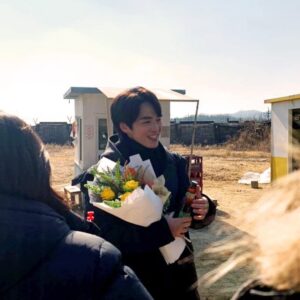 Kim Jung-hyun Instagram - 많이 부족한 제가 이번 드라마를 통해 너무나 과분한 사랑을 받으며 무사히 촬영을 종료했습니다. 시청자여러분들의 많은 사랑안에서 많은 반성과 희망을 발견한 작품이었습니다. 제 인생의 교과서로 삼아 더욱 좋은사람, 좋은 배우로 성장할 수 있는 용기를 준 작품이 아니었나 생각됩니다.  많은 사랑을 받은 만큼 넘치는 행복감으로 좋은 영향을 줄 수 있는 구성원으로 살아가겠습니다. 감사합니다.