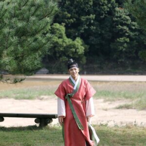 Kim Jung-hyun Instagram - 밖은 춥고 바람이 거센데 어딜 가시게요? #철인왕후 #토일밤아홉시 #여긴어디? #너의집앞 #채널고정 #티부이엔