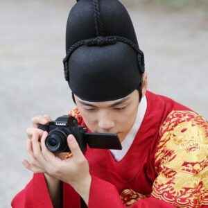 Kim Jung-hyun Instagram - 구와 신의 만남.
타오르는 예술혼 
#루믹스 #타오르는단풍 
#토요일다왔니 #철인왕후 #쭈구리는안비밀