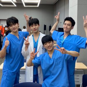 Kim Kang-min Instagram - #슬기로운의사생활 이라는 작품에 ‘임창민’이라는 역할로 참여할 수 있어서 너무나도 감사했습니다. 감독님과 스태프분들, 그리고 배우분들 덕분에 화기애애한 분위기 속에서 행복하게 촬영을 했고, 저는 이로써 또 하나의 경험과 추억을 선물받았습니다. 슬기로운 의사생활을 사랑해주셔서 진심으로 감사드립니다. <흉부외과 최고💪🏻>
이상 CS 레지던트 임창민이었습니다..

또한 항상 여러모로 애써주시는 @mystic.actors 한없이 감사합니다💪🏻
