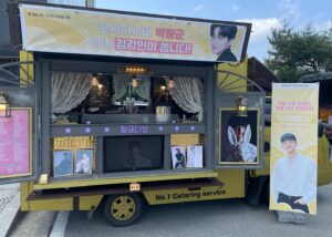 Kim Kang-min Instagram - 오늘 하루도 너무 감사한 하루였습니다.
덕분에 맛있게 먹고 에너지 20000%로 촬영했습니다.
늘 감사합니다!👍🏻👍🏻