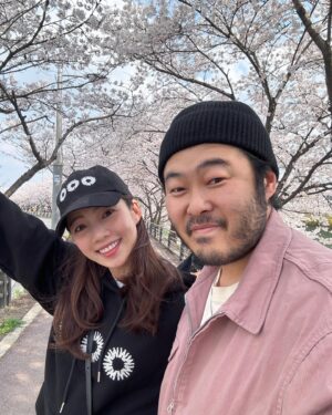 Kim Ki-bang Instagram - .
봄이 왔네🌸
꽃이랑 꽃보러~
.
#희바라기방
