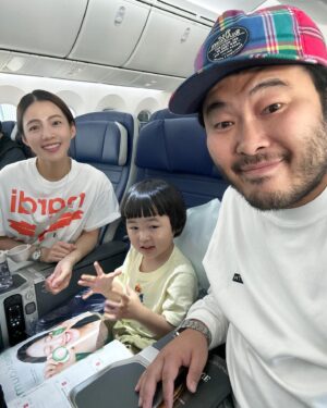 Kim Ki-bang Instagram - .
유하와 함께 처음 간 해외여행!
다른건 둘째치고 비행기를 엄청 신경썼었어요..
목적지를 하와이로 정하고나서 긴 비행시간이 제일 걱정이었어요.. 아이와 함께 하는 첫번째 해외여행이라 감이 오질않더라고요..
 처음에는 무조건 넓은 좌석이 필요하겠다 싶어서 여러항공사 비지니스석을 알아봤어요. 그러다 아이가 편할까? 라는 생각이 들더라고요..조금 더 찾아봤어요. 그러다 에어프레미아 라는 다소 생소한 항공사를 찾게 됐어요. 우리나라 신생 항공사이고 중장거리비행을 주로하는데 이번에 처음으로 하와이 운항을 한다는 걸 알았어요. 근데 아직 하와이는 운항전이라 리뷰도 없고..힝ㅜㅜ
그래도 믿고 예약을 하게 된 결정적이유는!!!! 
좌석간격과 넓이였어요!!!
보잉747 신식 비행기에 비지니스석을 없애고 프리미엄이코노미와 이코노미석만 있는데 프리미엄이코노미석이 정말 잘돼있더라고요!
사진과 설명만 보고 덜컥 예약을 했습니다!!!
이렇게 예약을해서 하와이를 다녀온 결과는..피드 사진으로 어느정도는 설명이 되죠??ㅋㅋㅋ
너무 만족스럽게 잘 다녀왔어요!!
요즘 여행계획하시는 분들 많으실텐데 비행기티켓가격..무시 못하잖아요? 에어프레미아가 운항하는 나라라면..무조건 강추!!
광고아닌 순수하게 감동해서 추천드리는 간만에 아주 긴 글이었습니다!!ㅋㅋㅋ 모두 행복하세요❤️.
.
#유하첫해외여행 #하와이 
#에어프레미아 #프리미엄이코노미