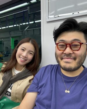 Kim Ki-bang Instagram - .
오늘은 부부동반 술약속이 있어서 지하철이용!
탈 때마다 느끼는거지만 우리나라 지하철 전세계 1등!!
.
#희바라기방 #지하철데이트 
#모든일상이데이트♥️