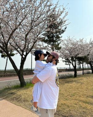 Kim Ki-bang Instagram - .
너무 사랑스럽다..
요즘들어 우리가 이 아이의 부모고 아빠라는게 참 행복하다💛
엄마아빠가 최선을 다해서 행복하게 해줄게!!
사랑해♥️
.
#희바라기방더하기그리니 
#사랑해