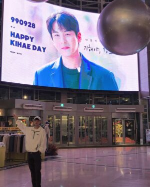 Kim Ki-hae Instagram - 잊지않고 모두 축하를 해주신 덕에
너무 행복한 스물다섯 먹은 하루를 보냈습니다
항상 감사한 마음으로 활동하겠습니다😊
너무 너무 너무 감사합니다