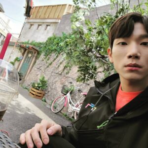 Kim Kyung-nam Instagram - 세트 셀카존.

오늘 만나요!
#오케이광자매👌