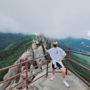 Kim Kyung-nam Instagram - 설악산에서 멋스럽게 사진 찍는 법.

1. 렌즈를 뚫어지게 볼 것.
2. 늠름한 표정 지을 것.
3. 세련된 제스쳐로 기분을 표현할 것.