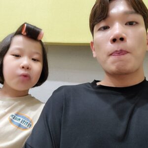 Kim Kyung-nam Instagram - 뚜기랑 풍선놀이