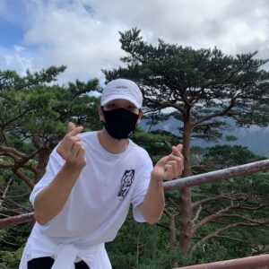 Kim Kyung-nam Instagram - 설악산에서 멋스럽게 사진 찍는 법.

1. 렌즈를 뚫어지게 볼 것.
2. 늠름한 표정 지을 것.
3. 세련된 제스쳐로 기분을 표현할 것.