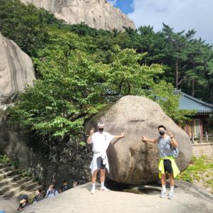 Kim Kyung-nam Instagram - 설악산에서 멋스럽게 사진 찍는 법.

1. 렌즈를 뚫어지게 볼 것.
2. 늠름한 표정 지을 것.
3. 세련된 제스쳐로 기분을 표현할 것.