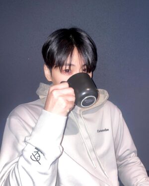 Kim Min-cheol Instagram - 요즘은 뜨아만..☕️