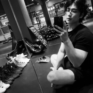 Kim Min-cheol Instagram - 덕분에 따듯했어 나의 긴머리야.. 싹둑👻