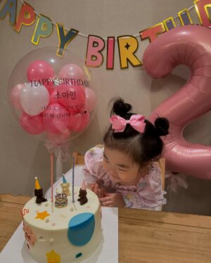 Kim Min-jung Instagram - .
사랑하는 우리 딸~
두번째 생일 진심으로 축하해!
좋은 날, 기쁜 날도 
힘든 날, 슬픈 날이어도
너의 모든 날은 반짝반짝 빛날거야✨
쑥쑥 자라는 너만큼 엄마도 성장시켜주는 너
엄마 아빠에게로 와줘서 고마워❤️
항상 너의 곁에서 함께 할게~
축하해 감사해 사랑해!

벌써 2년이 훌쩍 지나갔다니..
아인이 아빠도 고생 많았어요!
@luck7cho.choonghyun 
.
#두돌#생일#감동#케이크러버