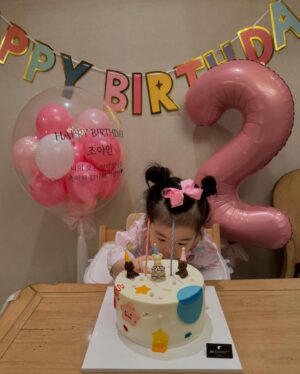 Kim Min-jung Instagram - .
사랑하는 우리 딸~
두번째 생일 진심으로 축하해!
좋은 날, 기쁜 날도 
힘든 날, 슬픈 날이어도
너의 모든 날은 반짝반짝 빛날거야✨
쑥쑥 자라는 너만큼 엄마도 성장시켜주는 너
엄마 아빠에게로 와줘서 고마워❤️
항상 너의 곁에서 함께 할게~
축하해 감사해 사랑해!

벌써 2년이 훌쩍 지나갔다니..
아인이 아빠도 고생 많았어요!
@luck7cho.choonghyun 
.
#두돌#생일#감동#케이크러버