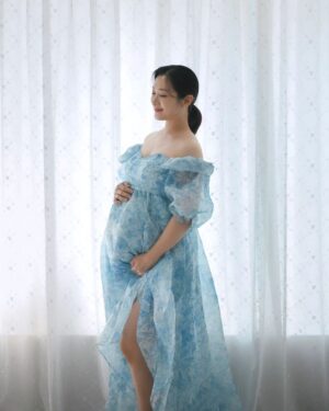 Kim Min-jung Instagram - .
25살에 이 남자를 만나 13년째
희로애락을 함께 하고 있는 옛 남친 현 남편💙
이젠 이 남자를 똑 닮은 두 아이의 엄마가 된 나
이 행복한 사진 뒤로 얼마나 많은 감정들이 있는지..
그래서 더 소중한 이 찰나입니다 :)
.
.
#만삭#만월#옛남친#구남친#전남친#현남편#조충현#김민정
#KBS 가 이어준 인연 #아나운서부부#아나운서#벌써13년째