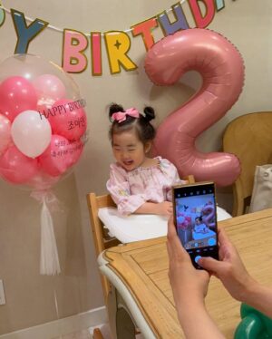Kim Min-jung Instagram - .
사랑하는 우리 딸~
두번째 생일 진심으로 축하해!
좋은 날, 기쁜 날도 
힘든 날, 슬픈 날이어도
너의 모든 날은 반짝반짝 빛날거야✨
쑥쑥 자라는 너만큼 엄마도 성장시켜주는 너
엄마 아빠에게로 와줘서 고마워❤️
항상 너의 곁에서 함께 할게~
축하해 감사해 사랑해!

벌써 2년이 훌쩍 지나갔다니..
아인이 아빠도 고생 많았어요!
@luck7cho.choonghyun 
.
#두돌#생일#감동#케이크러버