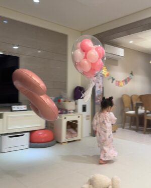 Kim Min-jung Instagram - .
사랑하는 우리 딸~
두번째 생일 진심으로 축하해!
좋은 날, 기쁜 날도 
힘든 날, 슬픈 날이어도
너의 모든 날은 반짝반짝 빛날거야✨
쑥쑥 자라는 너만큼 엄마도 성장시켜주는 너
엄마 아빠에게로 와줘서 고마워❤️
항상 너의 곁에서 함께 할게~
축하해 감사해 사랑해!

벌써 2년이 훌쩍 지나갔다니..
아인이 아빠도 고생 많았어요!
@luck7cho.choonghyun 
.
#두돌#생일#감동#케이크러버