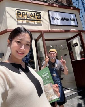 Kim Min-jung Instagram - .
남편 촬영장 급습ㅎㅎㅎ
요즘 남편은 유튜브 "백종원" 피피엘 식당에서 
조점장으로 일하고 있지요~
뭐든 PPL해드리는 메뉴가 바뀌는 식당!👍🏻

제가 갔을 땐 바지락해장국이었는데 
진짜 시원하고 맛있었어용!!
막 아주 그냥 내 속에 파도가 철썩철썩🌊
남편이 갯벌에서 캐온 바지락으로 
콩콩이와 맛나게 먹었네요ㅎ
넘 재밌는 유튜브 백종원 고고!!!

근데.. 남편의 브이는 참 다채롭...ㅋㅋㅋㅋㅋ✌🏻👆🏻
.
#백종원#PPL식당#바지락해장국#조충현아나운서#파브리