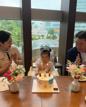 Kim Min-jung Instagram - .
사랑하는 우리 딸~
두번째 생일 진심으로 축하해!
좋은 날, 기쁜 날도 
힘든 날, 슬픈 날이어도
너의 모든 날은 반짝반짝 빛날거야✨
쑥쑥 자라는 너만큼 엄마도 성장시켜주는 너
엄마 아빠에게로 와줘서 고마워❤️
항상 너의 곁에서 함께 할게~
축하해 감사해 사랑해!

벌써 2년이 훌쩍 지나갔다니..
아인이 아빠도 고생 많았어요!
@luck7cho.choonghyun 
.
#두돌#생일#감동#케이크러버