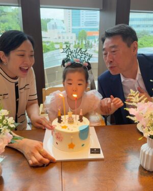 Kim Min-jung Instagram - .
사랑하는 우리 딸~
두번째 생일 진심으로 축하해!
좋은 날, 기쁜 날도 
힘든 날, 슬픈 날이어도
너의 모든 날은 반짝반짝 빛날거야✨
쑥쑥 자라는 너만큼 엄마도 성장시켜주는 너
엄마 아빠에게로 와줘서 고마워❤️
항상 너의 곁에서 함께 할게~
축하해 감사해 사랑해!

벌써 2년이 훌쩍 지나갔다니..
아인이 아빠도 고생 많았어요!
@luck7cho.choonghyun 
.
#두돌#생일#감동#케이크러버