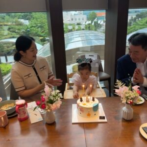 Kim Min-jung Instagram - .
사랑하는 우리 딸~
두번째 생일 진심으로 축하해!
좋은 날, 기쁜 날도 
힘든 날, 슬픈 날이어도
너의 모든 날은 반짝반짝 빛날거야✨
쑥쑥 자라는 너만큼 엄마도 성장시켜주는 너
엄마 아빠에게로 와줘서 고마워❤️
항상 너의 곁에서 함께 할게~
축하해 감사해 사랑해!

벌써 2년이 훌쩍 지나갔다니..
아인이 아빠도 고생 많았어요!
@luck7cho.choonghyun 
.
#두돌#생일#감동#케이크러버