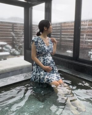 Kim Min-jung Instagram - .
눈 떠보니 온 세상 하얗게 눈 내렸던 수안보 여행
그래서 더더더 좋았네용~❄☃️ #Lucky
눈 내린 아침 노천탕 물놀이 2차전 돌입♨️
고로쇠물도 야무지게 챙겨가서 마시며 온천욕 즐겼어요ㅎ

아인인 뜨끈뜨끈 방에서 아침밥 먹으며 
물 받는 소리 듣고 신났어요. 얼른 밥 먹고
물에 들어가서 설거지 2차전ㅋㅋㅋㅋㅋ
요즘 자기가 먹은 그릇 제게 가져다 주면서
“엄마 설거지 해주세요~” 하거든요
이제 곧 스스로 셀프 설거지할 듯ㅎㅎ
물나오는 싱크대 장난감 가져가길 넘 잘했지 뭐예요😁

아이랑 함께 할 땐 문 다 닫아놓고 따뜻하게 온천욕하고
아빠는 혼자 상쾌한 눈 내린 아침 공기 마시면 노천 반신욕
아직 21개월 아기니 가족탕이 여러모로 편하고 저희도 좋았어요👍🏻
아직 쌀쌀한 날씨! 온천욕 추천합니닷! 히히
(참고: 온천욕하면 남편처럼 눈 내리는 날 반바지로 다닐만큼 체온 올라가고 혈액순환이 좋아집미다🤣🤣🤣ㅋㅋㅋㅋㅋ)
.
.
#아기랑여행#21개월아기#딸맘#태교여행#온천#노천탕#가족탕