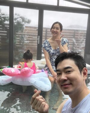 Kim Min-jung Instagram - .
눈 떠보니 온 세상 하얗게 눈 내렸던 수안보 여행
그래서 더더더 좋았네용~❄☃️ #Lucky
눈 내린 아침 노천탕 물놀이 2차전 돌입♨️
고로쇠물도 야무지게 챙겨가서 마시며 온천욕 즐겼어요ㅎ

아인인 뜨끈뜨끈 방에서 아침밥 먹으며 
물 받는 소리 듣고 신났어요. 얼른 밥 먹고
물에 들어가서 설거지 2차전ㅋㅋㅋㅋㅋ
요즘 자기가 먹은 그릇 제게 가져다 주면서
“엄마 설거지 해주세요~” 하거든요
이제 곧 스스로 셀프 설거지할 듯ㅎㅎ
물나오는 싱크대 장난감 가져가길 넘 잘했지 뭐예요😁

아이랑 함께 할 땐 문 다 닫아놓고 따뜻하게 온천욕하고
아빠는 혼자 상쾌한 눈 내린 아침 공기 마시면 노천 반신욕
아직 21개월 아기니 가족탕이 여러모로 편하고 저희도 좋았어요👍🏻
아직 쌀쌀한 날씨! 온천욕 추천합니닷! 히히
(참고: 온천욕하면 남편처럼 눈 내리는 날 반바지로 다닐만큼 체온 올라가고 혈액순환이 좋아집미다🤣🤣🤣ㅋㅋㅋㅋㅋ)
.
.
#아기랑여행#21개월아기#딸맘#태교여행#온천#노천탕#가족탕
