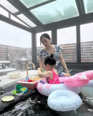 Kim Min-jung Instagram - .
눈 떠보니 온 세상 하얗게 눈 내렸던 수안보 여행
그래서 더더더 좋았네용~❄☃️ #Lucky
눈 내린 아침 노천탕 물놀이 2차전 돌입♨️
고로쇠물도 야무지게 챙겨가서 마시며 온천욕 즐겼어요ㅎ

아인인 뜨끈뜨끈 방에서 아침밥 먹으며 
물 받는 소리 듣고 신났어요. 얼른 밥 먹고
물에 들어가서 설거지 2차전ㅋㅋㅋㅋㅋ
요즘 자기가 먹은 그릇 제게 가져다 주면서
“엄마 설거지 해주세요~” 하거든요
이제 곧 스스로 셀프 설거지할 듯ㅎㅎ
물나오는 싱크대 장난감 가져가길 넘 잘했지 뭐예요😁

아이랑 함께 할 땐 문 다 닫아놓고 따뜻하게 온천욕하고
아빠는 혼자 상쾌한 눈 내린 아침 공기 마시면 노천 반신욕
아직 21개월 아기니 가족탕이 여러모로 편하고 저희도 좋았어요👍🏻
아직 쌀쌀한 날씨! 온천욕 추천합니닷! 히히
(참고: 온천욕하면 남편처럼 눈 내리는 날 반바지로 다닐만큼 체온 올라가고 혈액순환이 좋아집미다🤣🤣🤣ㅋㅋㅋㅋㅋ)
.
.
#아기랑여행#21개월아기#딸맘#태교여행#온천#노천탕#가족탕