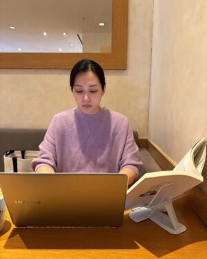 Kim Min-jung Instagram - .
출산 2주도 채 남기지 않은 시점 
대학원 기말고사를 끝냈다.
매주 쏟아지는 페이퍼 과제와 레포트, 시험..
첫째를 키우며 둘째를 품으며 일도 하며
등원 후에, 낮잠 시간에, 재워놓고 새벽에, 시간 쪼개어
틈틈이 과제와 예습, 공부까지 징그럽게 열심히도 한듯..
기말고사 범위 다 정리해놓고 딱 외우기만 하면 되는데
시험 3일 전부터 아인이가 고열... 

열이 잡히지 않아 
2시간마다 해열제 교차복용하며 이틀밤을 꼬박 새우고,
밤새워 아이 간호하며 좀비처럼 기말레포트 쓰고,
어린이집에도 못가니 하루종일 아이와 함께 꽁냥꽁냥, 
소아과 가서도 정리해놓은 종이 놓지 않고 봤지만 역부족...
지난 학기 기말 땐 임신초기   독감으로 대환장이었는데...
이번 학기도 꽤나 찝찝하게 마무리..ㅠㅠ

뭐 그리 대단한 걸 한다고 이 난리야 싶지만
가족상담 전공이니 
지금 나에게 딱 필요한 것을 배우고 실천할 수 있으니까 
놓지 못하고 욕심 부려 여기까지 꾸역꾸역 왔다.
충분히 쉬어주지 못해 배속 콩콩이에게 미안하고 
여유롭지 못해 더 큰 품을 내어주지 못해 첫째에게 미안하고..
여러모로 죄책감 드는 나날들을 보내며 지나왔네..

누가 시킨 것도 아닌데 스스로를 괴롭힌 건 
나를 잃어버리고 싶지 않은 마음이었던 듯.
맘대로 되지 않은 학기들이었지만 했다는 것만으로도 스스로에게 폭풍칭찬을 해주며 마무리해본다.
학교 가서 엄마가 없는 사이 남편은 아이와 깊어졌고
아이는 분리수면에 성공했으니 이또한 좋지 아니한가. 
민정아 고생했다 남편 고맙다 아인아 대견하다!!!