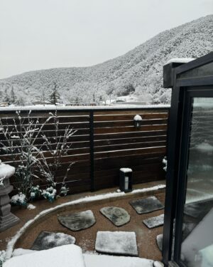 Kim Min-jung Instagram - .
눈 떠보니 온 세상 하얗게 눈 내렸던 수안보 여행
그래서 더더더 좋았네용~❄☃️ #Lucky
눈 내린 아침 노천탕 물놀이 2차전 돌입♨️
고로쇠물도 야무지게 챙겨가서 마시며 온천욕 즐겼어요ㅎ

아인인 뜨끈뜨끈 방에서 아침밥 먹으며 
물 받는 소리 듣고 신났어요. 얼른 밥 먹고
물에 들어가서 설거지 2차전ㅋㅋㅋㅋㅋ
요즘 자기가 먹은 그릇 제게 가져다 주면서
“엄마 설거지 해주세요~” 하거든요
이제 곧 스스로 셀프 설거지할 듯ㅎㅎ
물나오는 싱크대 장난감 가져가길 넘 잘했지 뭐예요😁

아이랑 함께 할 땐 문 다 닫아놓고 따뜻하게 온천욕하고
아빠는 혼자 상쾌한 눈 내린 아침 공기 마시면 노천 반신욕
아직 21개월 아기니 가족탕이 여러모로 편하고 저희도 좋았어요👍🏻
아직 쌀쌀한 날씨! 온천욕 추천합니닷! 히히
(참고: 온천욕하면 남편처럼 눈 내리는 날 반바지로 다닐만큼 체온 올라가고 혈액순환이 좋아집미다🤣🤣🤣ㅋㅋㅋㅋㅋ)
.
.
#아기랑여행#21개월아기#딸맘#태교여행#온천#노천탕#가족탕