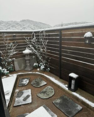 Kim Min-jung Instagram - .
눈 떠보니 온 세상 하얗게 눈 내렸던 수안보 여행
그래서 더더더 좋았네용~❄☃️ #Lucky
눈 내린 아침 노천탕 물놀이 2차전 돌입♨️
고로쇠물도 야무지게 챙겨가서 마시며 온천욕 즐겼어요ㅎ

아인인 뜨끈뜨끈 방에서 아침밥 먹으며 
물 받는 소리 듣고 신났어요. 얼른 밥 먹고
물에 들어가서 설거지 2차전ㅋㅋㅋㅋㅋ
요즘 자기가 먹은 그릇 제게 가져다 주면서
“엄마 설거지 해주세요~” 하거든요
이제 곧 스스로 셀프 설거지할 듯ㅎㅎ
물나오는 싱크대 장난감 가져가길 넘 잘했지 뭐예요😁

아이랑 함께 할 땐 문 다 닫아놓고 따뜻하게 온천욕하고
아빠는 혼자 상쾌한 눈 내린 아침 공기 마시면 노천 반신욕
아직 21개월 아기니 가족탕이 여러모로 편하고 저희도 좋았어요👍🏻
아직 쌀쌀한 날씨! 온천욕 추천합니닷! 히히
(참고: 온천욕하면 남편처럼 눈 내리는 날 반바지로 다닐만큼 체온 올라가고 혈액순환이 좋아집미다🤣🤣🤣ㅋㅋㅋㅋㅋ)
.
.
#아기랑여행#21개월아기#딸맘#태교여행#온천#노천탕#가족탕