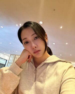 Kim Min-jung Instagram - .
나를 위한 선택들은 내려놓아야 하거나
시도해도 이뤄지지 않는 사소한 것들이 점점 늘어나 서럽
기본욕구 채우는 것 조차 어려워 허덕허덕

앨범 가득 나는 없는 사진들 
등원 전쟁 치르고 치솟는 반항심에 
영혼 없는 셀카 찍어 부득부득 업로드
아침 3분 만에 준비하며 선블록BB에 눈썹만 그린 것 치곤 
아주 못 봐줄 정도는 아니라 위로하며 올려보는 피드

더 무서운 건, 
진짜는 둘째 출산 후 올거라는 두려움 무섭
이런 날도 저런 날도 있지 하며 흘려보낼 오늘
.
.
#어디갔니 내 긍정이 #집나간긍정이 
우울이는 가고 긍정이 돌아와주겠니