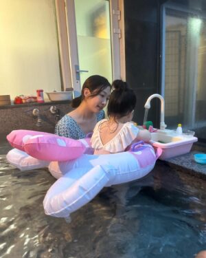 Kim Min-jung Instagram - .
며칠 전 온천여행 다녀왔어요~
국내 가족탕 투어 중이예요ㅋㅋㅋ
널찍한 가족노천탕이 있는 곳으로 갔는데
수영은 커녕 설거지에만 열중하는 딸🤣
물 만난 핑크 거북이만 신남ㅋㅋㅋㅋㅋㅋ

임신한 전 물 속에 많이 앉아있진 않구 
나왔다 들어갔다 하다 금방 나와서
아인이 아빠가 아이랑 실컷 놀아줬네요🫢
어쩌다보니#아빠독박육아 ㅋㅋㅋ

안정기의 임신부는 주의만 하면 
탕 목욕 해도 괜찮은데요 (임신 초기엔 안돼요~!)
체내 온도가 급격히 변하지 않을 만큼의
뜨겁지 않은 40도 내의 따듯한 온도에서 
길지 않은 시간 10~20분 정도 하면 괜찮아요:) 

원래 전 온천을 좋아해서 해외 온천 여행 다니기도 했지만
점점 더 빠져드네요ㅎㅎ남편은 그냥저냥 수준이었는데
요즘 온천 옴총 좋아해요ㅋㅋㅋ피부가 부드럽다며 또 가자고..
온천 여행 덕분에 딸도 물놀이에 푹 빠지심요ㅎ
.
.
#국내온천여행#가족탕#노천탕#투어 중ㅋㅋㅋ#맘스타그램
