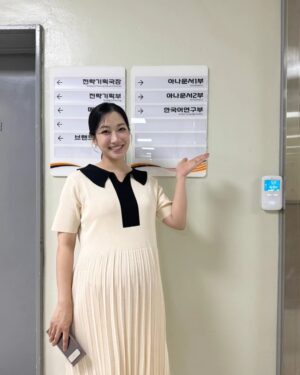 Kim Min-jung Instagram - .
내 첫사랑 첫직장
평생 반려자를 만난 곳
내 청춘이 녹아 있는 곳 KBS

5년 만에 찾았지만 냄새도 사람도 물건도 그대로여서 
어제 온 듯 너무나 익숙해 낯설었어요~😆
시큐리티 직원분들이 반갑게 웃으며 문 열어 주시고
웃고 울었던 낡은 대기실에서 옷 갈아입고 준비하고
온온한 스튜디오에서 유쾌하게 생방송하고
아나운서실에 인사 드리고
한걸음 가고 익숙한 얼굴 만나고
두걸음 가고 반가운 얼굴 만나고 이야기하느라
귀가가 너무나 늦어진 어제였어요ㅎㅎㅎ
모든 것이 그대로인데 나만 어디 갔다 온 듯한 느낌?
묘하게 마음 따스했던 하루라 행복했어요❤️

곁엔 변함없이 KBS 38기 동기 아나운서 조충현이
내 남편, 아이 아빠로 함께 하고 있어 더 행복~🤭
지금의 나를 있게 한 KBS 언제나 사랑해!!!

(친정 컴백 축하한다고 꽃다발 준비해 
깜짝 서프라이즈 해준 혜지 @hyedi_b 넘넘 고마오🙏🏻)
.
.
#KBS#친정#아침마당#아나운서
25살꼬꼬마신입에서#애둘엄마 로#컴백홈#모든것에감사