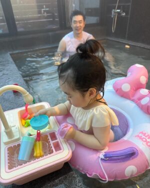 Kim Min-jung Instagram - .
며칠 전 온천여행 다녀왔어요~
국내 가족탕 투어 중이예요ㅋㅋㅋ
널찍한 가족노천탕이 있는 곳으로 갔는데
수영은 커녕 설거지에만 열중하는 딸🤣
물 만난 핑크 거북이만 신남ㅋㅋㅋㅋㅋㅋ

임신한 전 물 속에 많이 앉아있진 않구 
나왔다 들어갔다 하다 금방 나와서
아인이 아빠가 아이랑 실컷 놀아줬네요🫢
어쩌다보니#아빠독박육아 ㅋㅋㅋ

안정기의 임신부는 주의만 하면 
탕 목욕 해도 괜찮은데요 (임신 초기엔 안돼요~!)
체내 온도가 급격히 변하지 않을 만큼의
뜨겁지 않은 40도 내의 따듯한 온도에서 
길지 않은 시간 10~20분 정도 하면 괜찮아요:) 

원래 전 온천을 좋아해서 해외 온천 여행 다니기도 했지만
점점 더 빠져드네요ㅎㅎ남편은 그냥저냥 수준이었는데
요즘 온천 옴총 좋아해요ㅋㅋㅋ피부가 부드럽다며 또 가자고..
온천 여행 덕분에 딸도 물놀이에 푹 빠지심요ㅎ
.
.
#국내온천여행#가족탕#노천탕#투어 중ㅋㅋㅋ#맘스타그램