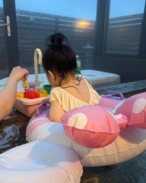 Kim Min-jung Instagram - .
며칠 전 온천여행 다녀왔어요~
국내 가족탕 투어 중이예요ㅋㅋㅋ
널찍한 가족노천탕이 있는 곳으로 갔는데
수영은 커녕 설거지에만 열중하는 딸🤣
물 만난 핑크 거북이만 신남ㅋㅋㅋㅋㅋㅋ

임신한 전 물 속에 많이 앉아있진 않구 
나왔다 들어갔다 하다 금방 나와서
아인이 아빠가 아이랑 실컷 놀아줬네요🫢
어쩌다보니#아빠독박육아 ㅋㅋㅋ

안정기의 임신부는 주의만 하면 
탕 목욕 해도 괜찮은데요 (임신 초기엔 안돼요~!)
체내 온도가 급격히 변하지 않을 만큼의
뜨겁지 않은 40도 내의 따듯한 온도에서 
길지 않은 시간 10~20분 정도 하면 괜찮아요:) 

원래 전 온천을 좋아해서 해외 온천 여행 다니기도 했지만
점점 더 빠져드네요ㅎㅎ남편은 그냥저냥 수준이었는데
요즘 온천 옴총 좋아해요ㅋㅋㅋ피부가 부드럽다며 또 가자고..
온천 여행 덕분에 딸도 물놀이에 푹 빠지심요ㅎ
.
.
#국내온천여행#가족탕#노천탕#투어 중ㅋㅋㅋ#맘스타그램