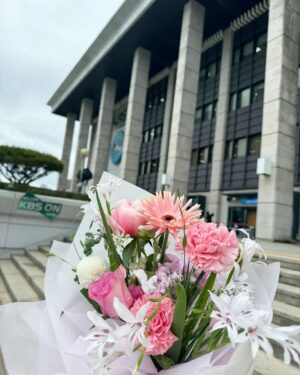 Kim Min-jung Instagram - .
내 첫사랑 첫직장
평생 반려자를 만난 곳
내 청춘이 녹아 있는 곳 KBS

5년 만에 찾았지만 냄새도 사람도 물건도 그대로여서 
어제 온 듯 너무나 익숙해 낯설었어요~😆
시큐리티 직원분들이 반갑게 웃으며 문 열어 주시고
웃고 울었던 낡은 대기실에서 옷 갈아입고 준비하고
온온한 스튜디오에서 유쾌하게 생방송하고
아나운서실에 인사 드리고
한걸음 가고 익숙한 얼굴 만나고
두걸음 가고 반가운 얼굴 만나고 이야기하느라
귀가가 너무나 늦어진 어제였어요ㅎㅎㅎ
모든 것이 그대로인데 나만 어디 갔다 온 듯한 느낌?
묘하게 마음 따스했던 하루라 행복했어요❤️

곁엔 변함없이 KBS 38기 동기 아나운서 조충현이
내 남편, 아이 아빠로 함께 하고 있어 더 행복~🤭
지금의 나를 있게 한 KBS 언제나 사랑해!!!

(친정 컴백 축하한다고 꽃다발 준비해 
깜짝 서프라이즈 해준 혜지 @hyedi_b 넘넘 고마오🙏🏻)
.
.
#KBS#친정#아침마당#아나운서
25살꼬꼬마신입에서#애둘엄마 로#컴백홈#모든것에감사