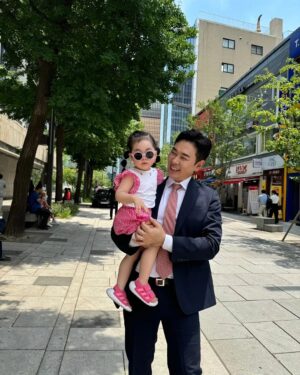 Kim Min-jung Instagram - .
출산 전 마지막 스케줄💕
남편과 광화문 광장에서 헌혈자의 날 행사 진행했어요~
그동안 헌혈홍보대사하며 참 소중하고 귀한 자리 함께 했는데요
수백 번의 헌혈을 실천하신 헌혈자분들, 현장에서 땀 흘리시는 많은 분들~ 진심 대단하고감사합니다🙏🏻 
당신이 진정한 영웅입니다👍🏻

이번엔 아이와 함께 해 더 의미있는 하루였어요ㅎㅎㅎ
어린이집 땡땡이 치고 온 아인이는 초 흥분ㅋㅋㅋ
특히 헌혈 마스코트 나눔이를 넘나 좋아해 졸졸 따라다님🤣

세상에서 제일 고귀한 생명나눔🩸모두 함께해요~!!
.
.
#헌혈#부부홍보대사#생명나눔#헌혈자의날
#헌혈하는당신이진정한영웅입니다#대한적십자사
