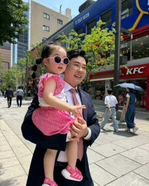 Kim Min-jung Instagram - .
출산 전 마지막 스케줄💕
남편과 광화문 광장에서 헌혈자의 날 행사 진행했어요~
그동안 헌혈홍보대사하며 참 소중하고 귀한 자리 함께 했는데요
수백 번의 헌혈을 실천하신 헌혈자분들, 현장에서 땀 흘리시는 많은 분들~ 진심 대단하고감사합니다🙏🏻 
당신이 진정한 영웅입니다👍🏻

이번엔 아이와 함께 해 더 의미있는 하루였어요ㅎㅎㅎ
어린이집 땡땡이 치고 온 아인이는 초 흥분ㅋㅋㅋ
특히 헌혈 마스코트 나눔이를 넘나 좋아해 졸졸 따라다님🤣

세상에서 제일 고귀한 생명나눔🩸모두 함께해요~!!
.
.
#헌혈#부부홍보대사#생명나눔#헌혈자의날
#헌혈하는당신이진정한영웅입니다#대한적십자사