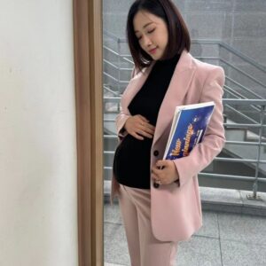 Kim Min-jung Instagram - .
올해도 모교 입학식에 함께했어요💙

24학번 새송이 여러분~
숙명 가족이 되신 걸 진심으로 축하해요!!
그동안 얼마나 노력했을지, 
또 곁에서 가족들은 얼마나 마음 썼을지 알기에
더욱 소중하고 감사한 하루였어요. 
후배 여러분 꿈이 시작되는
그 순간을 함께해 영광이었습니다🙏🏻
타임머신을 타고 
제가 입학하던 그 때 그 감정 느낄 수 있어 행복했어요!

아름다운 청파동에서의 찬란한 봄날을 응원합니다!
언제나 숙명 선배들은 열려있으니 
힘들 때 언제나 손 뻗어주세요~ 덥썩 잡아줄게요 :)
온맘 다해 축하하고 환영합니다!!
.
.
#숙명여자대학교#입학식#24학번#새송이#축하해요#응원해요