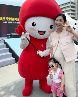 Kim Min-jung Instagram - .
출산 전 마지막 스케줄💕
남편과 광화문 광장에서 헌혈자의 날 행사 진행했어요~
그동안 헌혈홍보대사하며 참 소중하고 귀한 자리 함께 했는데요
수백 번의 헌혈을 실천하신 헌혈자분들, 현장에서 땀 흘리시는 많은 분들~ 진심 대단하고감사합니다🙏🏻 
당신이 진정한 영웅입니다👍🏻

이번엔 아이와 함께 해 더 의미있는 하루였어요ㅎㅎㅎ
어린이집 땡땡이 치고 온 아인이는 초 흥분ㅋㅋㅋ
특히 헌혈 마스코트 나눔이를 넘나 좋아해 졸졸 따라다님🤣

세상에서 제일 고귀한 생명나눔🩸모두 함께해요~!!
.
.
#헌혈#부부홍보대사#생명나눔#헌혈자의날
#헌혈하는당신이진정한영웅입니다#대한적십자사