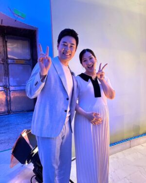 Kim Min-jung Instagram - .
5년만의 친정 나들이! 
KBS 아침마당 출연했어요🌞
정말 오랜만에 여의도 출근길을 가니 싱숭생숭~
배 속 콩콩이 품고 가니 더 벅차 가슴이 콩콩콩!ㅎㅎ
시간이 흘러도 익숙한 스튜디오의 공기
변함 없이 그 자리에 계시는 선배님들 🙏🏻 
마음이 몽글몽글했네용!

'둘째라서 더 행복해요'라는 주제로 
임신과 출산, 가족에 대한 이야기 나눠봤는데요~ 
다들 정말 반갑게 저희 부부 맞아주시고 축하해주시고
순산 응원해주셔서 정말 감사했어요❤️
불러주셔서 감사합니당! :)